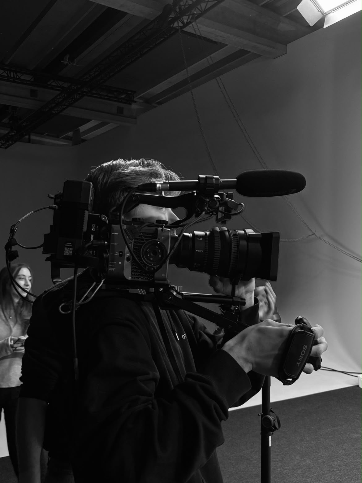 Roggy's Visuals videograaf filmt in een studio met een Sony cinema-camera