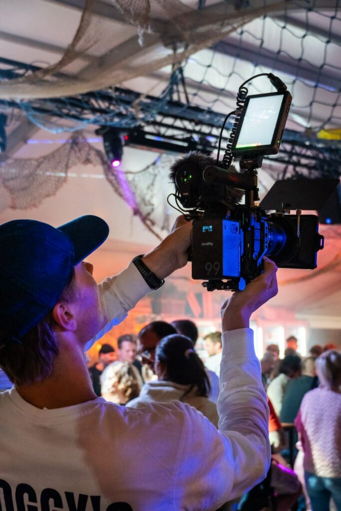Roggy's Visuals filmt met een camera-rig op een feest