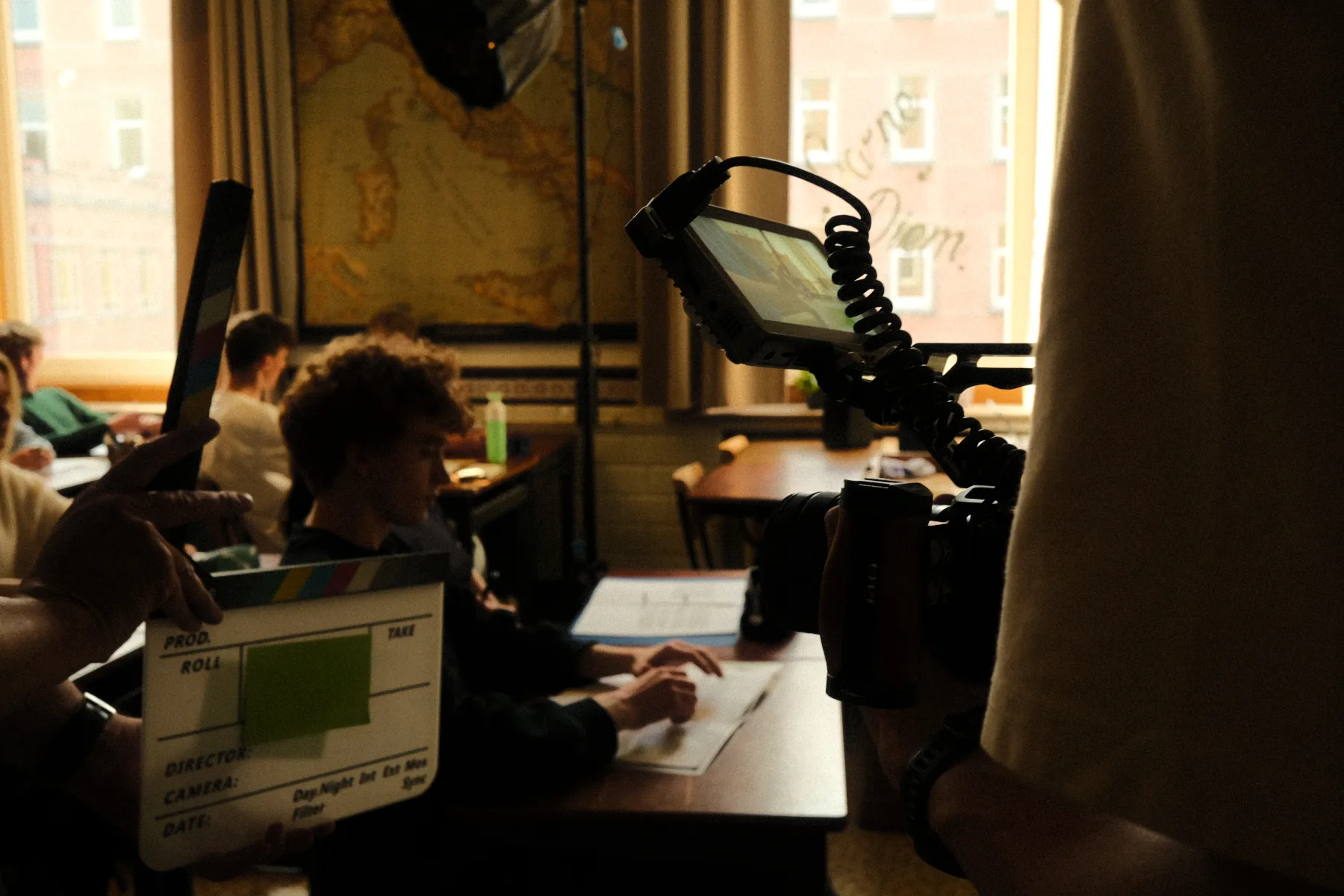 Achter de schermen van een video-opname met camera en monitor – Roggy's Visuals