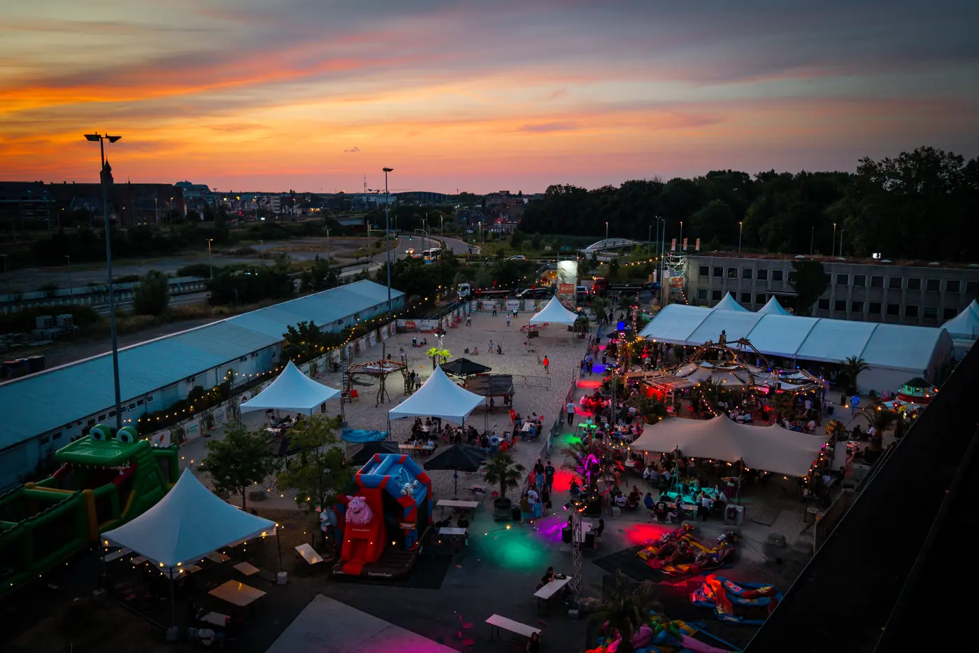 Dronefoto van een zomerbar bij zonsondergang – Roggy's Visuals